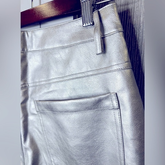 200. NWT WAYF Metallic Silver Faux Leather Pants Small - Picture 6 of 8